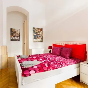 https://hidden-gem-1-br-next-to-opera.inbudapesthotels.com